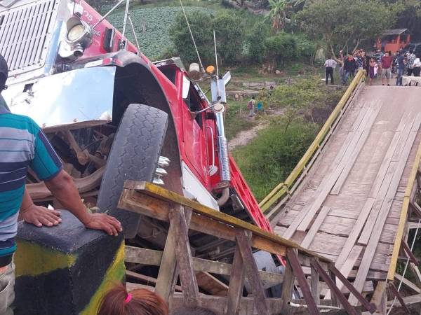 Muere mujer que bañaba en río de San Matías al caerle encima volqueta cargada de arena