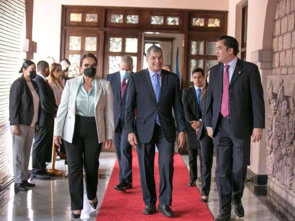 Rafael Correa tiene una relación muy cercana con el gobierno al grado de ser uno de los asesores, aunque la administración Castro lo haya negado en diversas oportunidades.