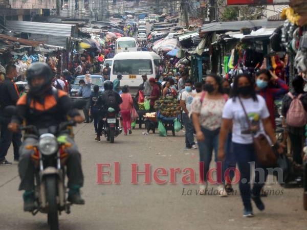 Sobre la séptima avenida de Comayagüela, el paso de los vehículos se dificulta. Esta es la vía que tiene más espacio para circular en la zona.