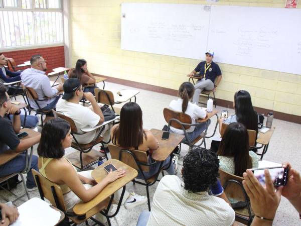 En un recorrido por los pasillos universitarios, el rector Odir Fernández evidenció como algunos docentes no llegan a las aulas a impartir las clases por las cuales son contratados.