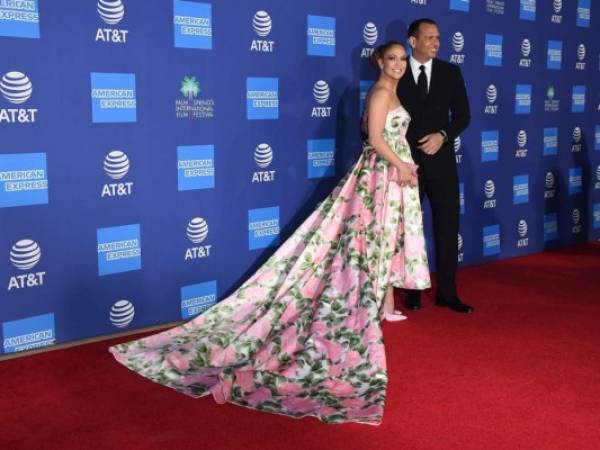 Jennifer López, izquierda, y Alex Rodríguez llegan a la 31a Gala de Premios del Festival Internacional de Cine de Palm Springs el jueves 2 de enero de 2020 en Palm Springs, California.