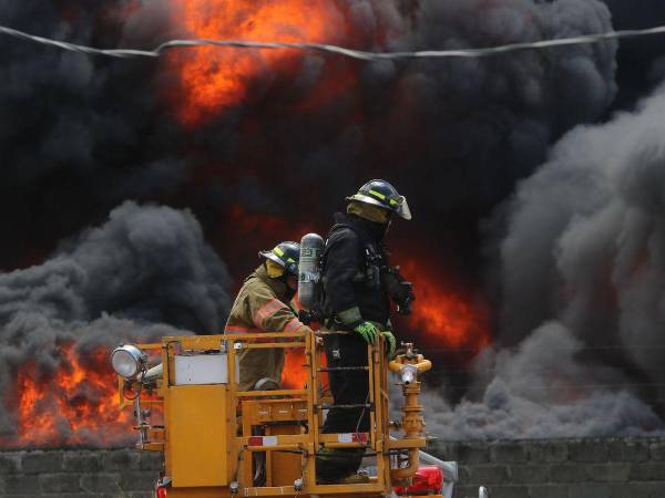 Los miembros del Cuerpo de Bomberos sofocaron las llamas, que amenazaban con extenderse a otros negocios aledaños.