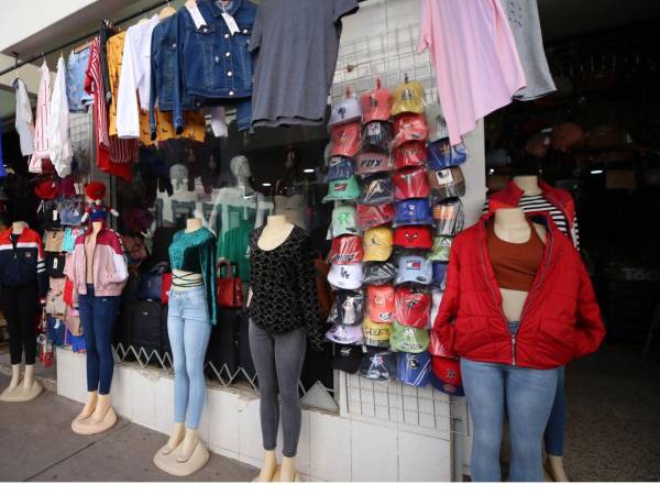 Los vendedores de ropa se quejan de las bajas ventas que tuvieron este año; sin embargo, mantienen las esperanzas que para esta temporada navideña se pueda vender más mercadería para lograr ganar algo.