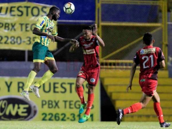 Acción del partido que Parrillas One y Deportes Savio jugaron en el estadio Morazán. Foto: El Heraldo.