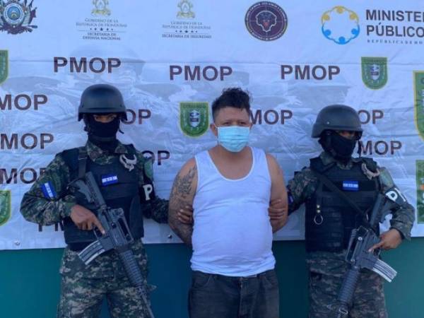 El hombre fue detenido por elementos de las Fuerzas Armadas de Honduras y la Policía Militar de Orden Público (PMOP).