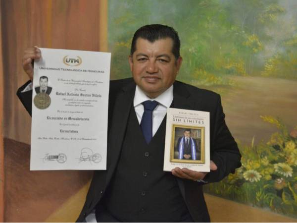 Rafael Santos Villela, un hondureño ejemplar que se graduó a sus 50 años y publicó su primer libro.