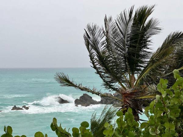 Las autoridades de Bermudas pidieron a los habitantes que permanecieran en sus casas mientras los fuertes vientos azotaban el territorio británico con ráfagas de más de 160 km/h.