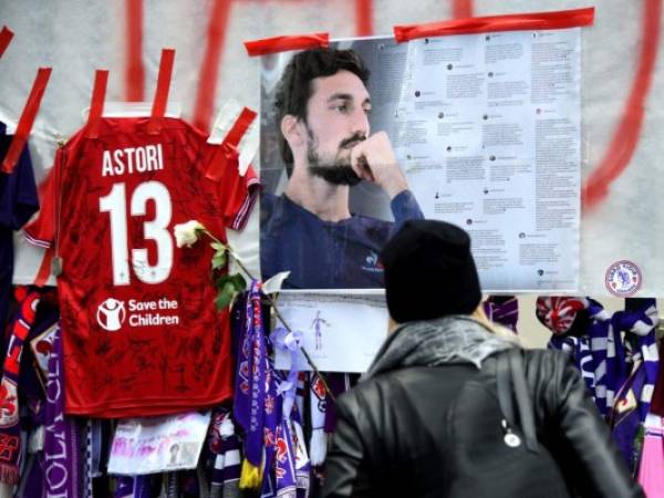 Con pancartas y una multitudinaria marcha le dieron el último adiós al capitán de la Fiorentina. (AFP)