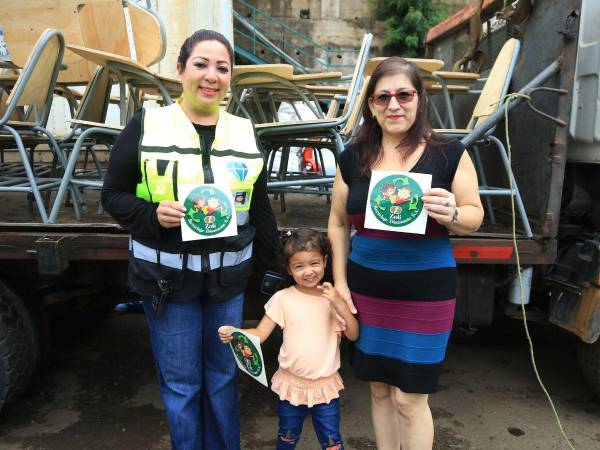 La directora del CEB Enmanuel, Daysi Milla, recibió el donativo de pupitres por parte de Maryorie Morales de Reciclaje Diamante.