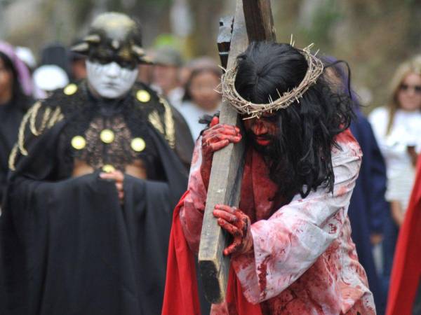 La feligresía católica revive cada Viernes Santo la pasión, muerte y crucifixión de Jesús. La iglesia El Calvario de Comayagüela realiza uno de los Santos Vía Crucis más representativos, emotivos y espectaculares en la capital hondureña.