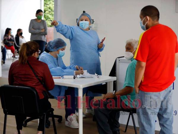 Centros de triaje están nuevamente abarrotados de pacientes afectados por covid-19. Se puede observar adultos mayores, jóvenes y hasta niños que los llevan para ser atendidos por el personal sanitario