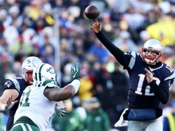 Tom Brady, QB de los Pats, hace un pase largo en el juego ante los Jets.