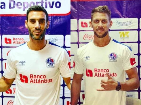 Los sudamericanos posaron con la camiseta de su nuevo club. Foto: Redes sociales Club Olimpia