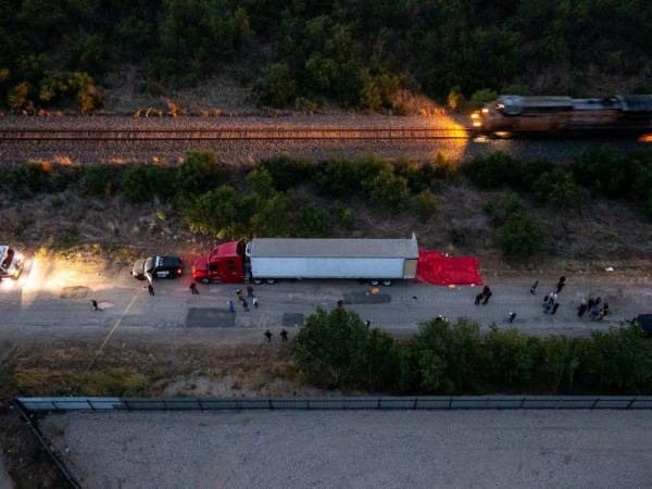 El tráiler transitó el retén de la carretera interestatal 35, situado a 42 kilómetros al noreste de la ciudad fronteriza de Laredo, Texas.