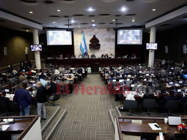 Pese a que el presidente del CN, Luis Redondo, ha querido establecer un inicio puntual de las sesiones a las 3:00 PM, la mayoría arrancan hasta con horas de retraso.