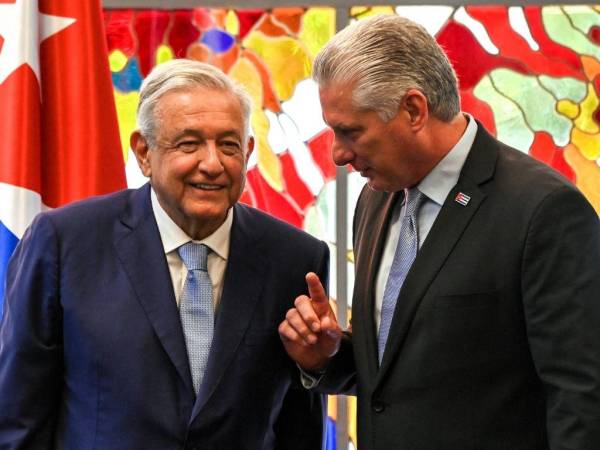 El presidente cubano Miguel Díaz Canel y su homólogo mexicano Andrés Manuel López Obrador conversan tras firmar acuerdos bilaterales en el Palacio de la Revolución en La Habana.