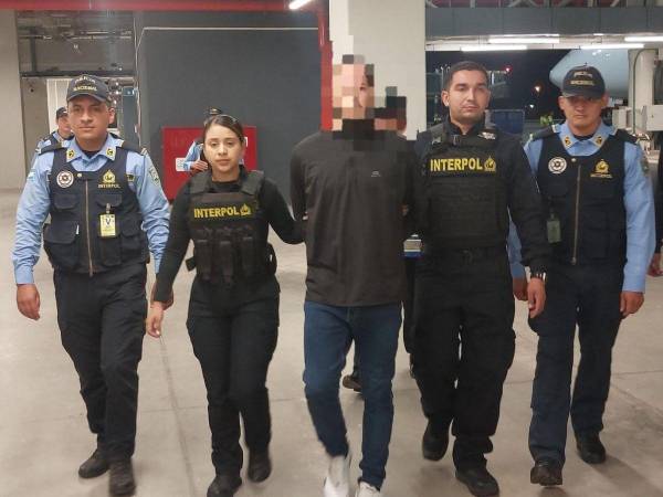 Así fue trasladado el hombre de 31 años tras su arribo a Honduras.