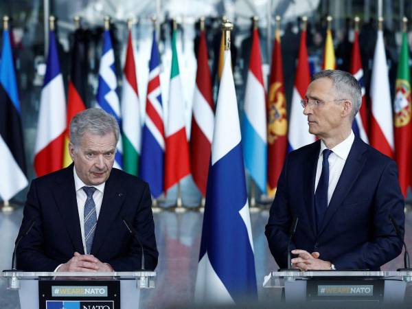 El presidente de Finlandia, Sauli Niinisto y el secretario general de la OTAN, Jens Stoltenberg, durante una conferencia de prensa.