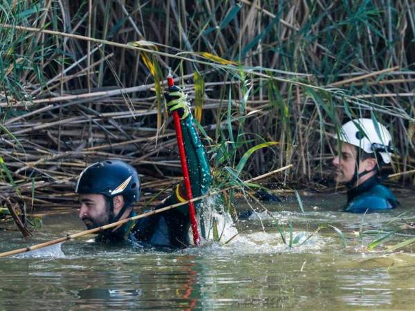 Los servicios de emergencias desplegados en las zonas afectadas por la dana en la provincia de Valencia continúan hoy con la fase de búsqueda de posibles víctimas, para lo que se están utilizando también drones, especialmente en la zona del río Magro y de la Rambla del Poyo.