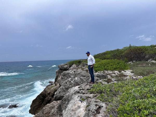 El territorio, que guarda una riqueza natural e histórica, está ubicado al noroeste del mar Caribe, a unos 250 km de tierra firme.