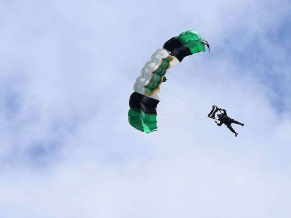 Un total de 22 miembros del equipo de Salto Libre de las Fuerzas Armadas iniciaron desde la semana pasada los saltos de práctica.