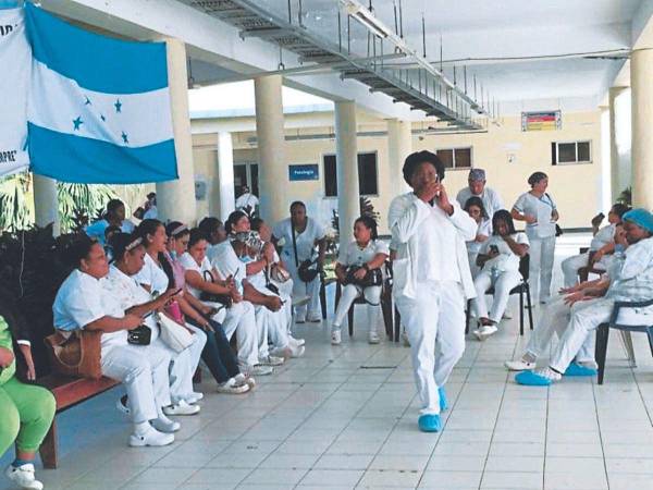 Las enfermeras auxiliares continuarán en asambleas.