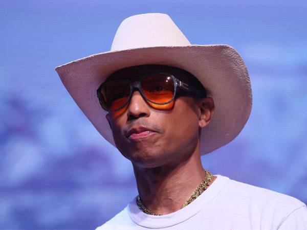 Pharrell Williams se llevó este martes a <b>Louis</b> <b>Vuitton</b> por las tierras del Lejano Oeste, con profusión de denim, sombreros cowboy, bordados, corbatines y botas tejanas, protagonistas de su segunda colección masculina para la marca de lujo.