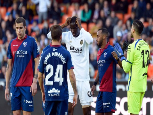 El defensa francés del Valencia Mouctar Diakhaby (C) hace un gesto durante el partido de fútbol de la Liga española entre el Valencia CF y el SD Huesca en el estadio Mestalla de Valencia el 23 de diciembre de 2018. / AFP / JOSE JORDAN.