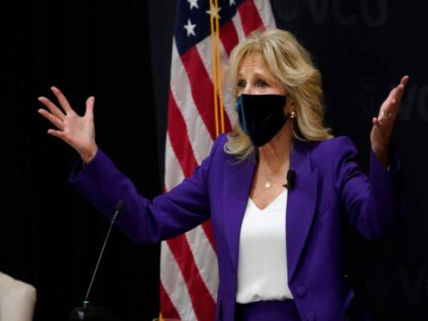 La primera dama Jill Biden hace un gesto al hablar durante una visita al centro Massey para el cáncer en la Universidad Virginia Commonwealth para una charla sobre las disparidades del cáncer en Richmond, Virginia, el miércoles 24 de febrero de 2021. (Foto AP/Steve Helber).