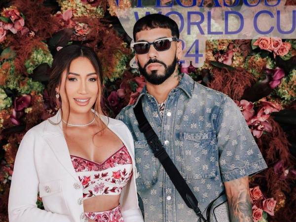 Anuel junto a su actual pareja Laury Saavedra.