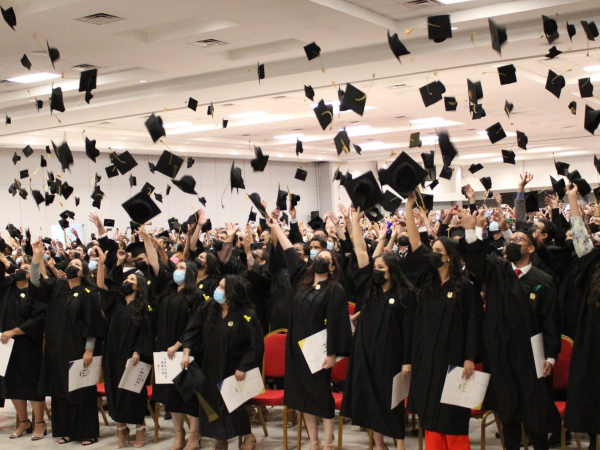 Su título de secundaria le permite estudiar en Estados Unidos.