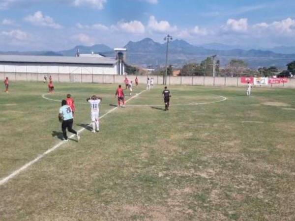 El partido entre Deportes Savio y Real Juventud fue escenario de una insólita situación.