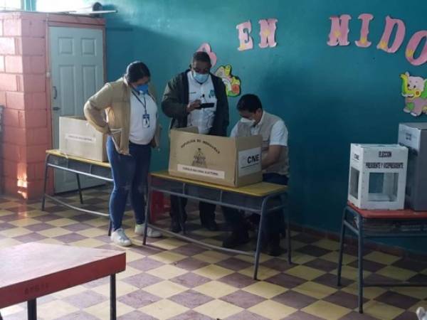 Momento en que Escoto estaba marcando las papeletas. Foto: Cortesía.