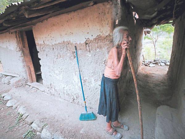 Doña Ramona (nombre ficticio) tiene más de 90 años. Su desnutrido cuerpo solo confirma lo que ella externó: “Solo como cuando me regalan porque yo no puedo caminar y aquí no hay nadie que me pueda ayudar”.