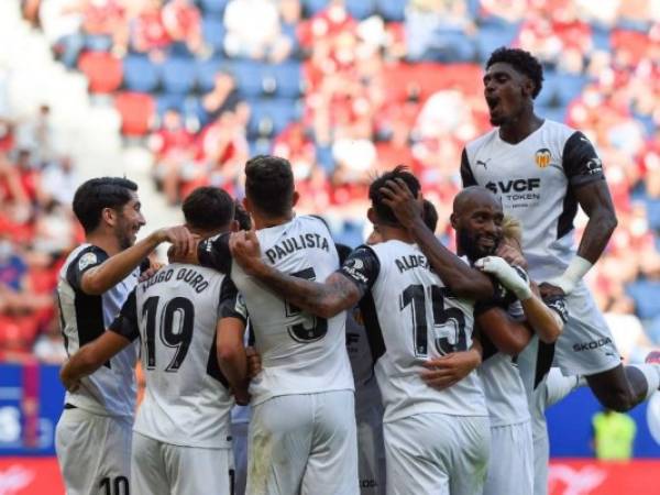 Los jugadores del Valencia celebran su cuarto gol del defensa paraguayo Omar Alderete durante el partido de fútbol de la Liga española entre el CA Osasuna y el Valencia CF en el estadio El Sadar de Pamplona el 12 de septiembre de 2021. Foto: AFP