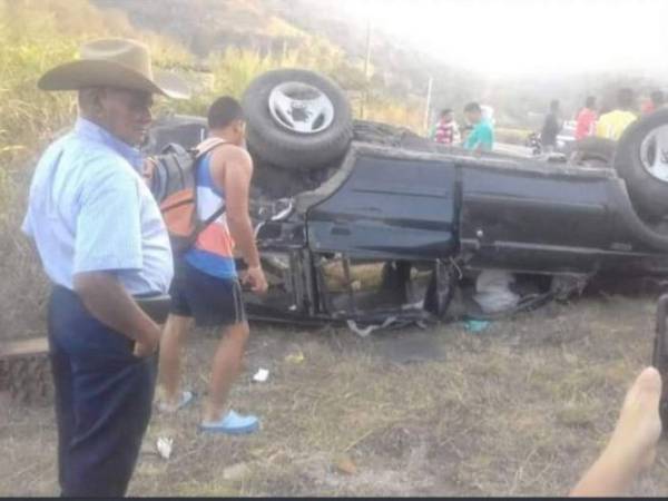 La camioneta color gris se volcó tras que el conductor, Walter Padilla, perdiera el control del mismo.