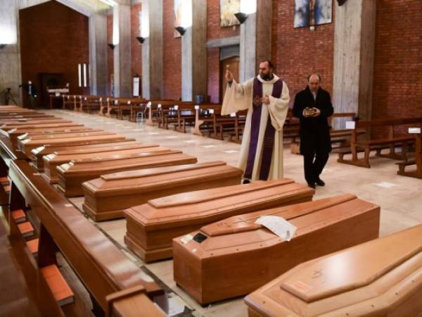 En Italia la tasa de contagio va bajando, y en la región de Lombardía, la más afectada (+40,000 casos), los hospitalizados solo han aumentado en 15 casos en las últimas 24 horas (11,152 en total). Foto: AFP.