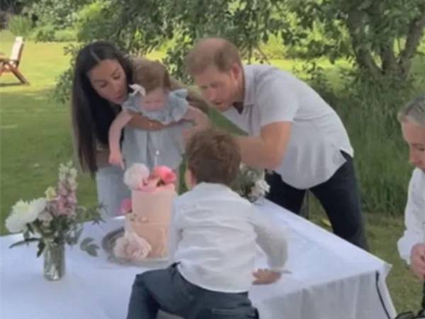 Archie se subió a la mesa para ayudar a su hermana a apagar las velas.