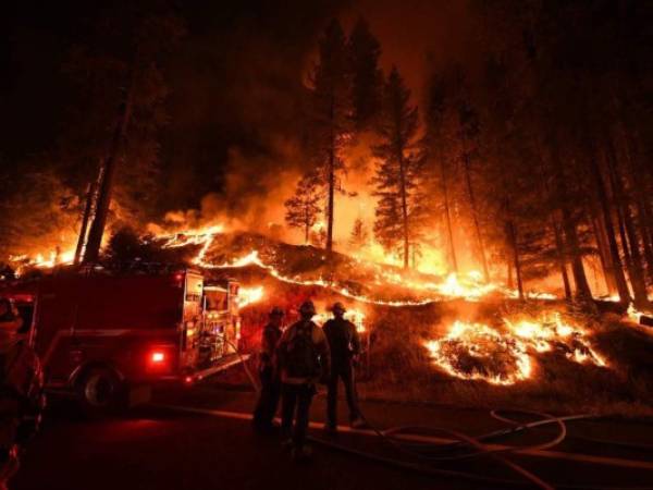 El incendio se declaró el viernes en un terreno escarpado y accidentado, al inicio de un fin de semana marcado por una nueva ola de calor en California. Foto: Agencia AFP.