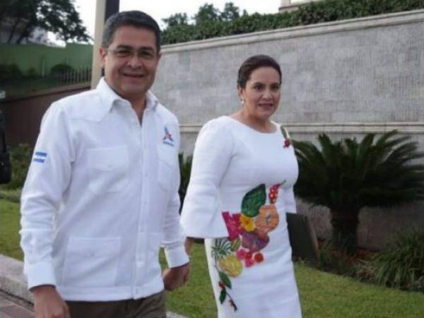 Ana Garcí de Hernández volvió a utilizar el blanco con estampados en su vestido para las fiestas de Independencia 2017. Foto: Twitter