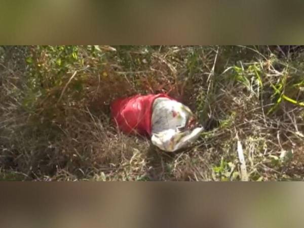 El cuerpo del menor estaba dentro de unos sacos rojos y blancos.