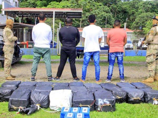 El hondureño Ramón Alvarenga junto a los otros tres detenidos.