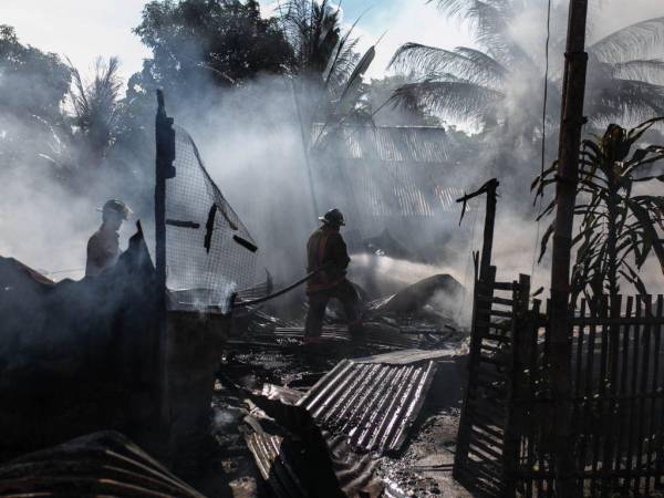 Miles de personas han sido evacuadas de sus casas a causa de los fuertes incendios que han arrasado con 2,000 hectáreas cerca de Los Ángeles.