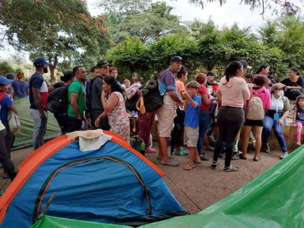 Danlí sigue inundado de migrantes de paso. En el Monumento a la Madre no cabe una persona más en espera de un salvoconducto.