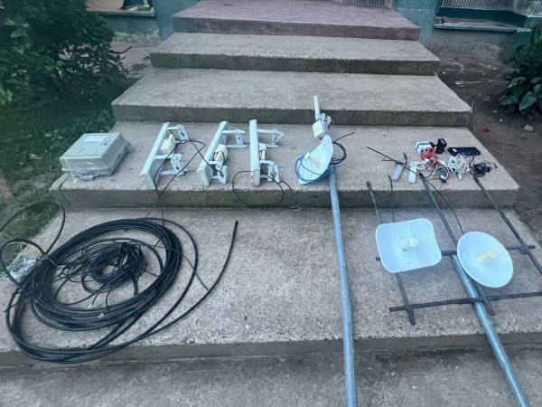 La Policía Militar del Orden Público desmanteló una antena improvisada la cual transmitía conexión a internet hacia la Penitenciaría Nacional de Támara. Más detalles a continuación.