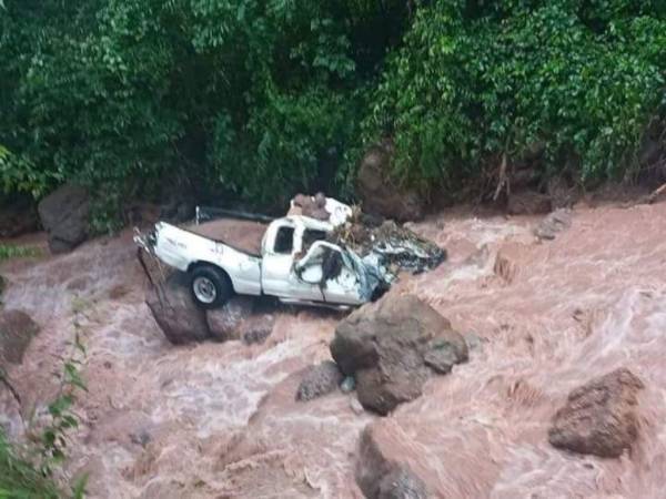 El vehículo quedó destruido debido al impacto del agua y las rocas.