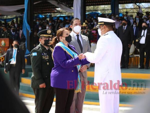 Momento en que la presidenta Xiomara Castro pasaba revisión a las tropas de las Fuerzas Armadas.