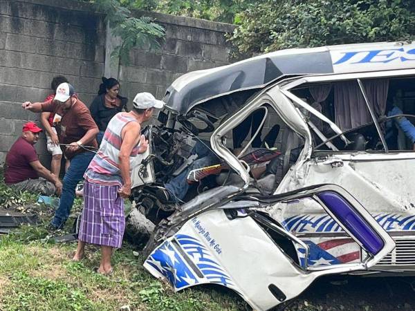 La parte frontal del bus quedó completamente destruida tras el impacto.