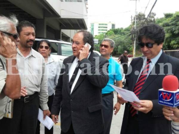 Nelson Ávila junto a otros miembros del movimiento 5 de Julio se avocaron al MP para emplazar al exasesor presidencial Marvin Ponce, foto: Mario Urrutia/El Heraldo.