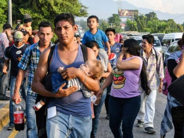 Esta tarde se sabrá si el enorme grupo, entre ellos decenas de niños, logra ingresar al país centroamericano. (Foto: AFP)